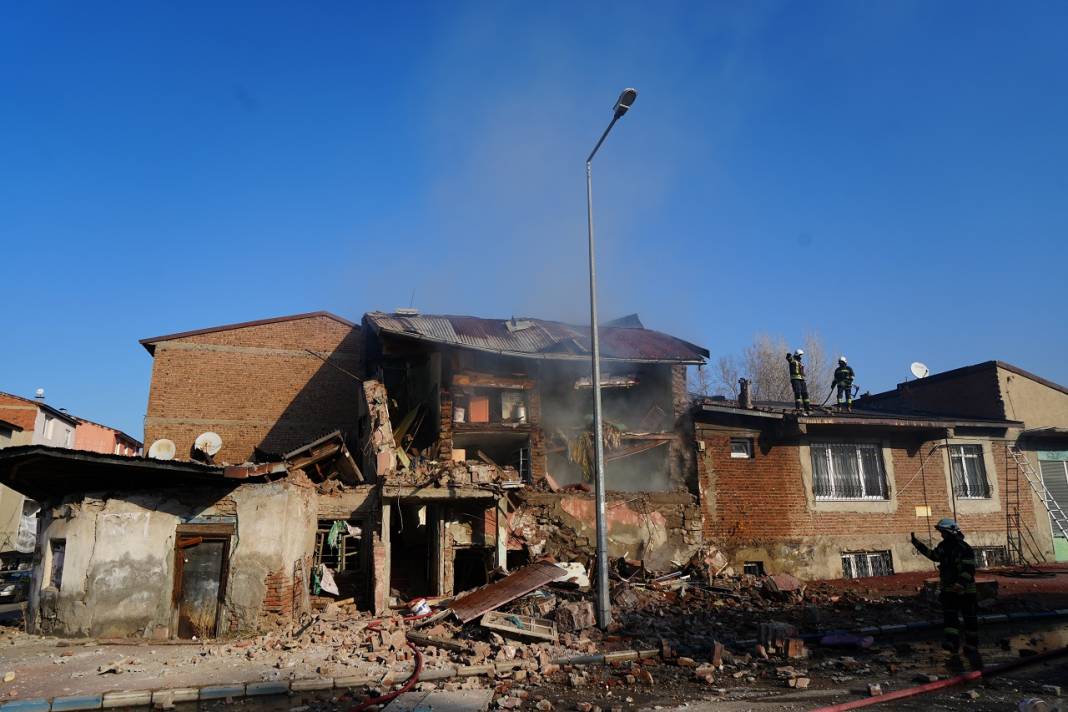 Erzurum'da doğalgaz patladı, ortalık savaş alanına döndü!  2 ev çöktü 10
